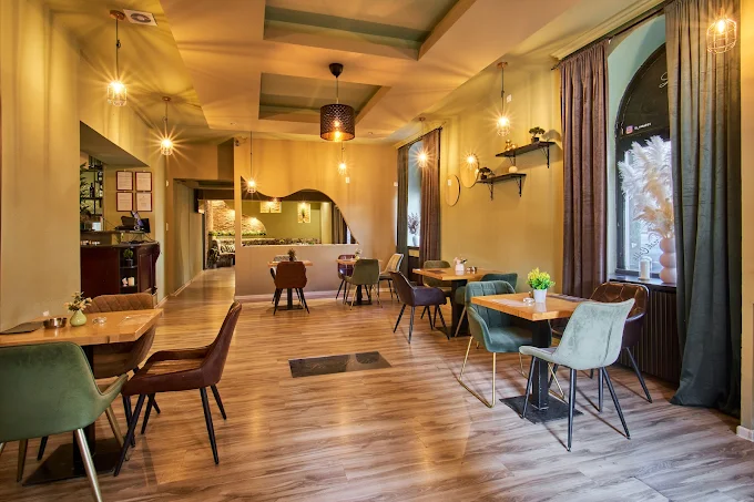Glavna trpezarija La Rotta pizzerije sa stolovima i pogledom na otvorenu kuhinju