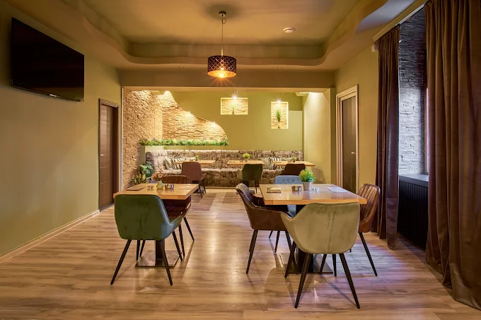 Separe uz kameni zid u La Rotta pizzeriji