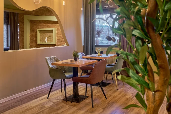 Sto za dvoje pored prozora u La Rotta pizzeriji