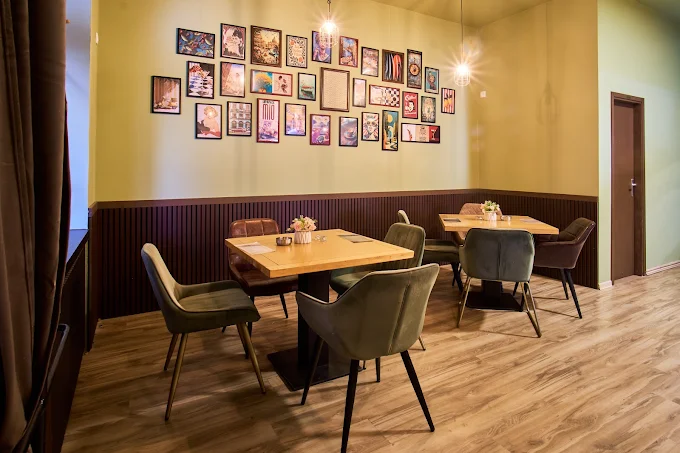 Zid sa umetničkim posterima u trpezariji La Rotta restorana