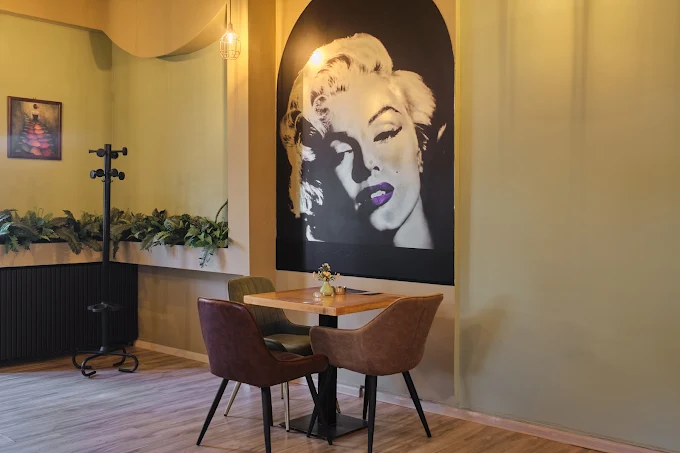 Sto ispod umetničke slike u La Rotta restoranu, Železnik